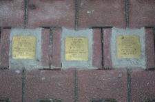 Stolpersteiny przed kamienicą przy ul. Kr&oacute;tkiej