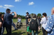 Wizyta potomk&oacute;w bialskich Żyd&oacute;w na nowym cmentarzu żydowskim w Białej Podlaskiej