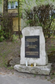 Kamień pamięci w miejscu pierwszego cmentarza żydowskiego w Biłgoraju