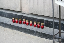 9 zapalonych zniczy za pamięć o Heniu Żytomirskim - "Listy do Henia" 2006 r.