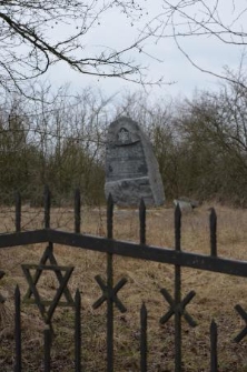 Pomnik na cmentarzu żydowskim w Bobrownikach