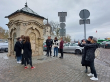 Młodzież z IX Liceum Ogólnokształcącego w Lublinie podczas gry miejskiej “W poszukiwaniu nieistniejącego miasta"