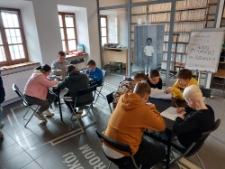 Młodzież ze Specjalnego Ośrodka Szkolno-Wychowawczego dla Dzieci i Młodzieży Niepełnosprawnej im. Prof. Zofii Sękowskiej w Lublinie podczas warsztatu "Listy do Henia"