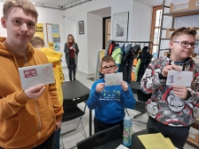 Młodzież ze Specjalnego Ośrodka Szkolno-Wychowawczego dla Dzieci i Młodzieży Niepełnosprawnej im. Prof. Zofii Sękowskiej w Lublinie podczas warsztatu "Listy do Henia"