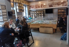 Młodzież klasy VIII ze Szkoły Podstawowej Si&oacute;str Urszulanek w Lublinie podczas warsztatu "Listy do Henia"