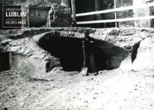 Fragmenty mur&oacute;w dawnej kamienicy przed odbudową w latach 1952-1954