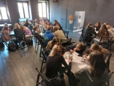 Młodzież klasy II z IV Liceum Og&oacute;lnokształcącego w Lublinie podczas warsztatu "Listy do Henia"