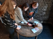 Młodzież klasy II z IV Liceum Og&oacute;lnokształcącego w Lublinie podczas warsztatu "Listy do Henia"