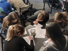 Młodzież klasy II z IV Liceum Og&oacute;lnokształcącego w Lublinie podczas warsztatu "Listy do Henia"