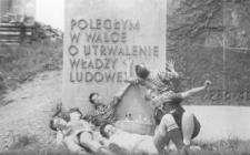 Pod pomnikiem &bdquo;Poległym w walce o utrwalenie władzy ludowej&rdquo;