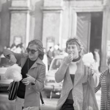 Przechodnie na Krakowskim Przedmieściu w Lublinie