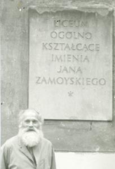 Zygmunt Łupina przed gmachem II Liceum Ogólnokształcącego im. Jana Zamoyskiego