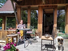 Jerzy Słomiński przed swoim domem