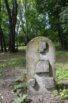 Fragmenty macew na betonowej steli na cmentarzu żydowskim w Chełmie