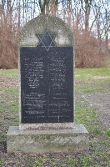 Jedno z upamiętnień na cmentarzu żydowskim w Chełmie