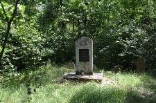 Pomnik i wtórnie ustawione macewy na cmentarzu żydowskim w Czemiernikach