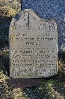 Podwójny nagrobek synowej i teściowej na cmentarzu żydowskim w Dubience