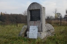 Dawny ohel cadyka Uriego Fajwela na cmentarzu żydowskim w Dubience
