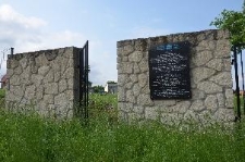 Wejście na cmentarz żydowskim we Frampolu