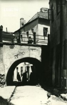 Brama Zasrana - widok od ulicy Podzamcze