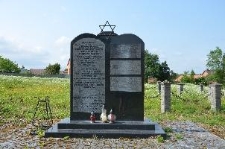 Drugi pomnik ofiar Zagłady na cmentarzu żydowskim we Frampolu
