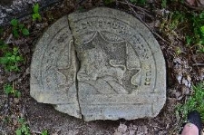 Cmentarz żydowski we Frampolu &ndash; zwieńczenie macewy