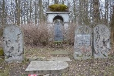 A memorial on the border of the Jewish cemetery in Głusk