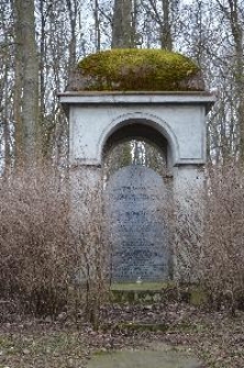 Pomnik na granicy cmentarza żydowskiego w Głusku