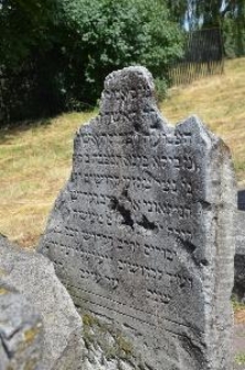 Macewa Bajli Fajgi wmurowana w lapidarium na cmentarzu żydowskim w Hrubieszowie