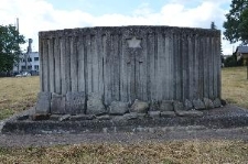 Macewy zgromadzone za lapidarium na cmentarzu żydowskim w Hrubieszowie