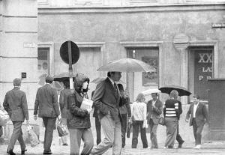 Przechodnie na Krakowskim Przedmieściu w Lublinie