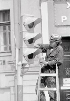 Malowanie sygnalizacji świetlnej na Krakowskim Przedmieściu w Lublinie