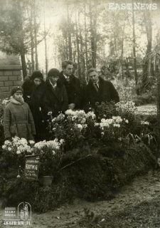 Rodzina Hartwig&oacute;w przy grobie Marii Hartwig na cmentarzu prawosławnym w Lublinie