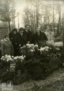 Rodzina Hartwigów przy grobie Marii Hartwig na cmentarzu prawosławnym w Lublinie