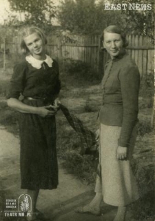 Julia Hartwig z siostrą Zofią w Lubartowie
