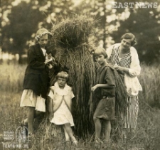 Maria Hartwig z córkami na wakacjach na wsi
