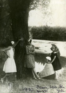 Maria Hartwig z córkami na wakacjach na wsi