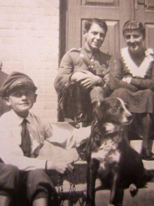 Janusz Kiwerski, Jan Wojciech Kiwerski "Oliwa" oraz Irena Kiwerska z domu Morawska przed dworem w Stajnym