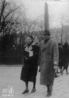 Julia Hartwig i Edward Hartwig na Krakowskim Przedmieściu w Lublinie