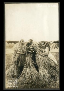 Maria Hartwig z córkami na wakacjach na wsi