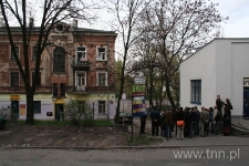 Przy domu rodzinnym Henia Żytomirskiego na ulicy Szewskiej 3 - "Listy do Henia" 2007