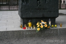 Znicze i wieniec złożony przed Pomnikiem Ofiar Getta przez uczestnik&oacute;w wydarzenia "Listy do Henia" 2007