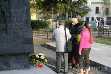 Pan Roman Litman i Pani Irena Pogoda - Dyrektor Szkoły Podstawowej nr 24 w Lublinie z uczennicami przy Pomniku Ofiar Getta - "Listy do Henia" 2007