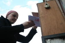 Ewa Grochowska wysyła listy do Henia napisane podczas warsztatów zorganizowanych w ramach programu "Dla Tolerancji. To, co wspólne/to, co różne" - "Listy do Henia" 2007