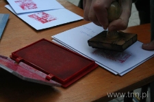 Stemplowanie kopert z listami do Henia Żytomirskiego - "Listy do Henia" 2007