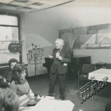 Plastyk Alfred Lenica na spotkaniu w klubie MPiK