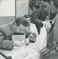 Lesław Gnot na kiermasz książek na placu Litewskim