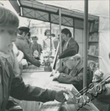 Zbigniew Kośmiński na kiermaszu książek na placu Litewskim