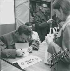 Lesław Gnot na kiermaszu książek na placu Litewskim