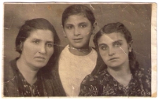 Rachela Zamdsztejn wraz z c&oacute;rkami